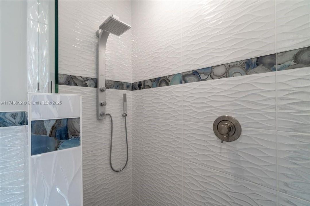 最近售出: $2,699,000 (5 贝兹, 4 浴室, 0 平方英尺)