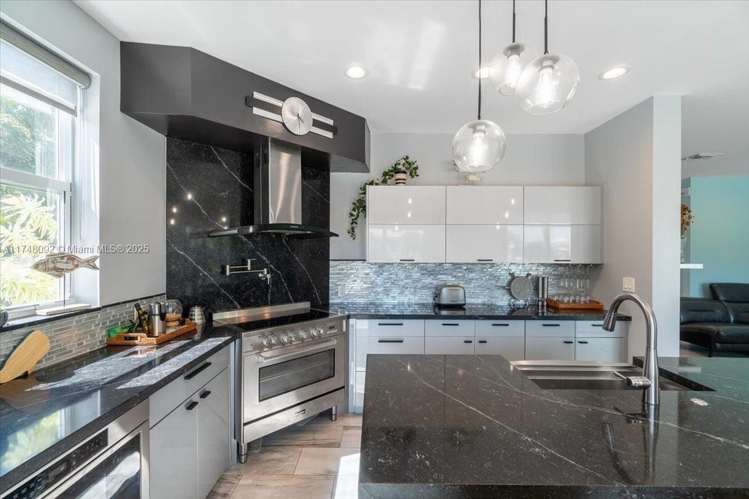 最近售出: $2,699,000 (5 贝兹, 4 浴室, 0 平方英尺)