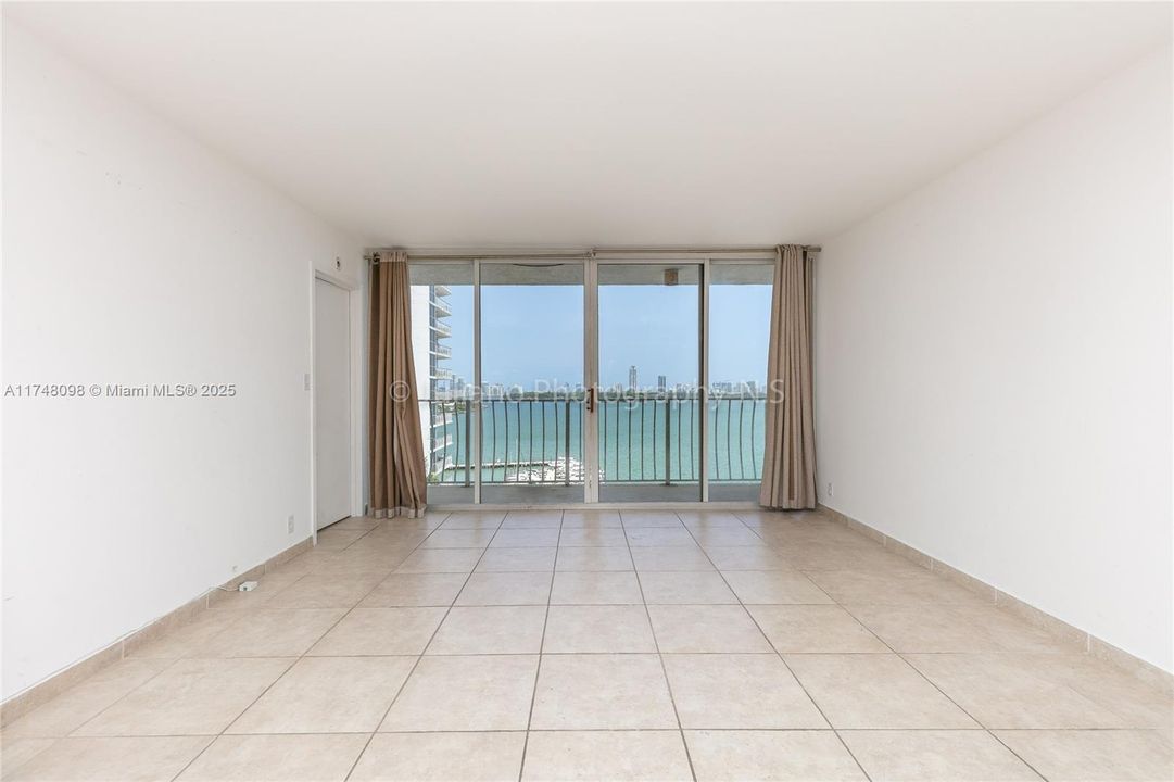 En Venta: $425,000 (2 camas, 2 baños, 1030 Pies cuadrados)
