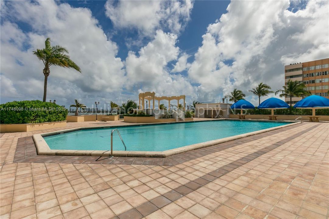 En Venta: $425,000 (2 camas, 2 baños, 1030 Pies cuadrados)
