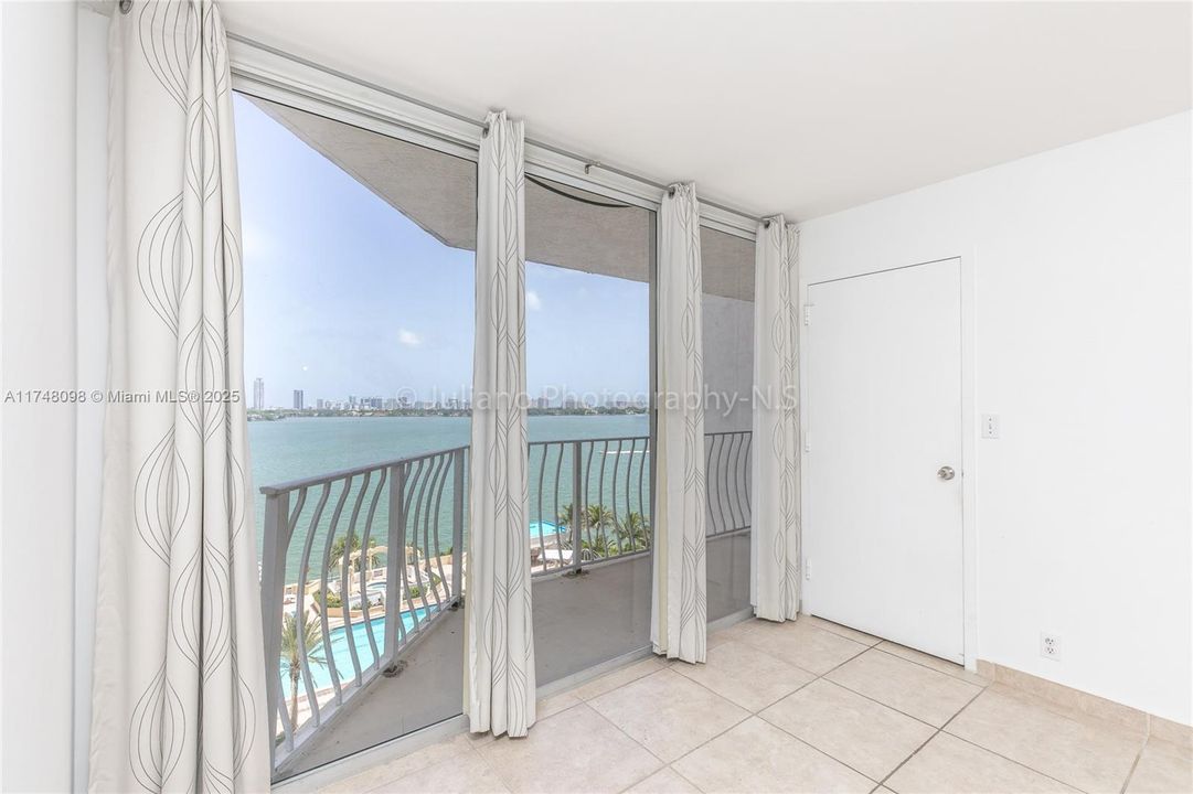 En Venta: $425,000 (2 camas, 2 baños, 1030 Pies cuadrados)