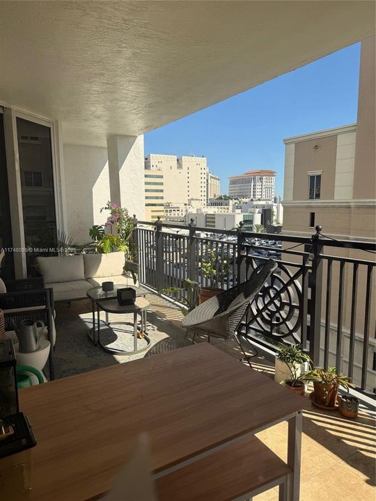 For Sale: $595,000 (2 beds, 2 baths, 997 Square Feet)