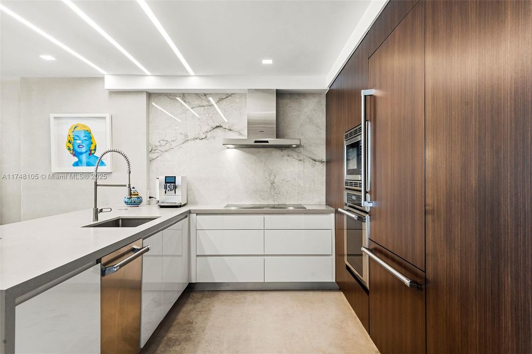 For Sale: $2,295,000 (3 beds, 2 baths, 1580 Square Feet)