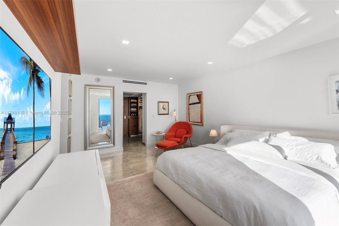 For Sale: $2,295,000 (3 beds, 2 baths, 1580 Square Feet)