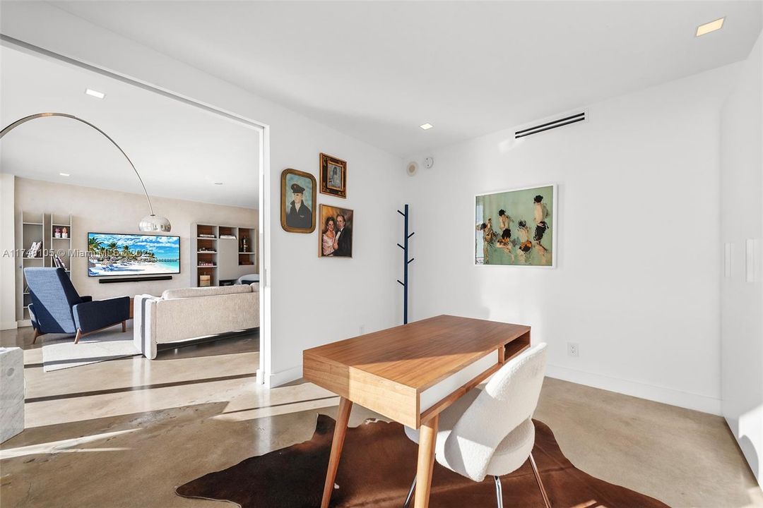 For Sale: $2,295,000 (3 beds, 2 baths, 1580 Square Feet)