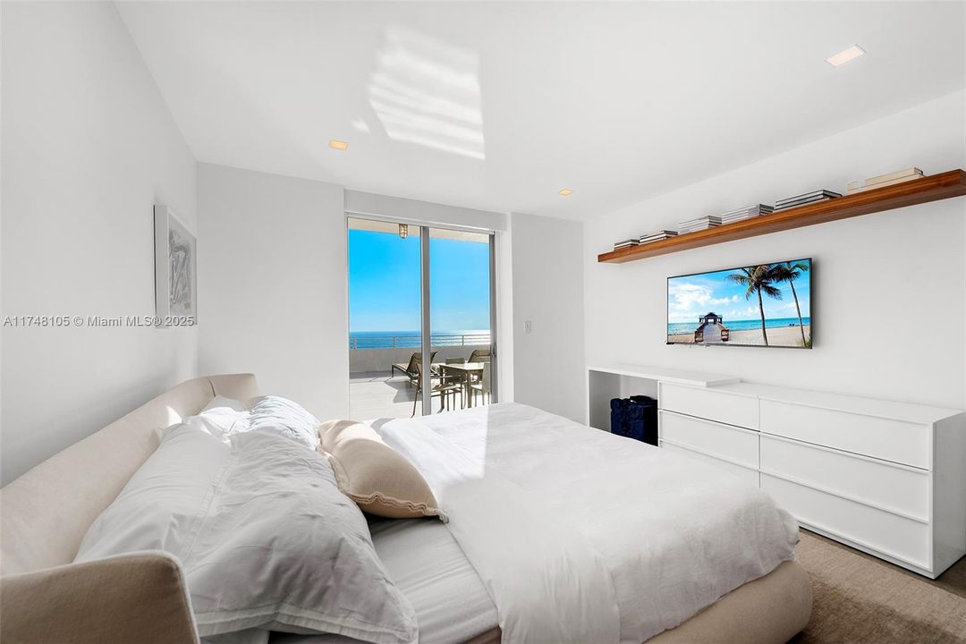 For Sale: $2,295,000 (3 beds, 2 baths, 1580 Square Feet)