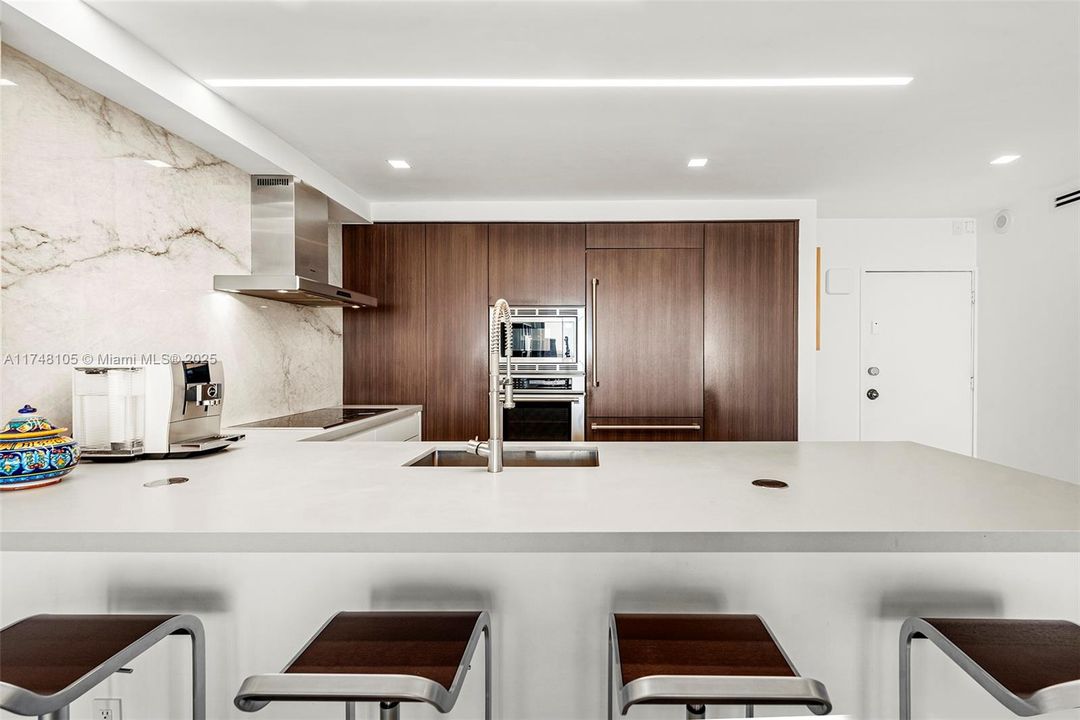 For Sale: $2,295,000 (3 beds, 2 baths, 1580 Square Feet)