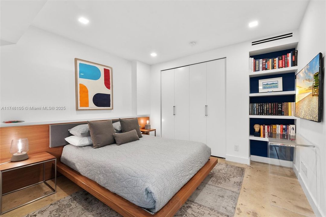 For Sale: $2,295,000 (3 beds, 2 baths, 1580 Square Feet)