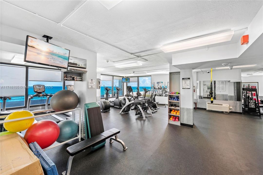 For Sale: $2,295,000 (3 beds, 2 baths, 1580 Square Feet)