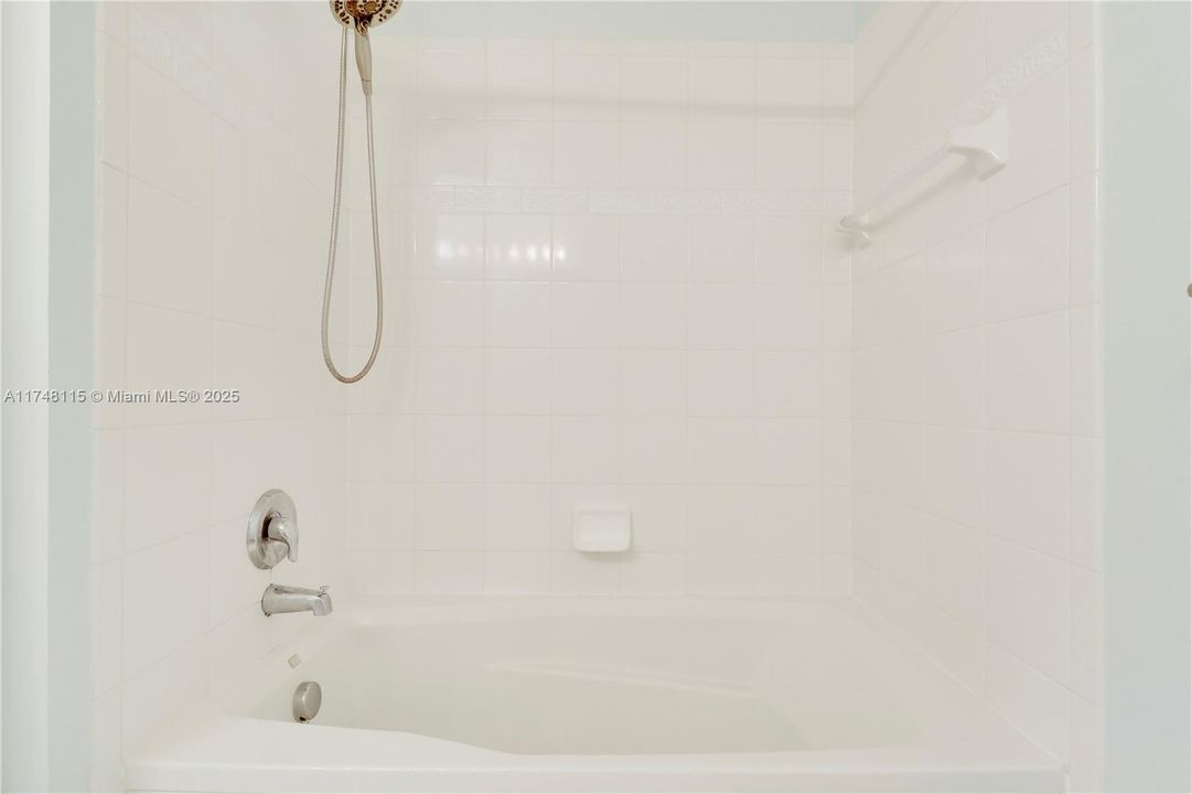 Vendido Recientemente: $269,000 (2 camas, 2 baños, 1350 Pies cuadrados)