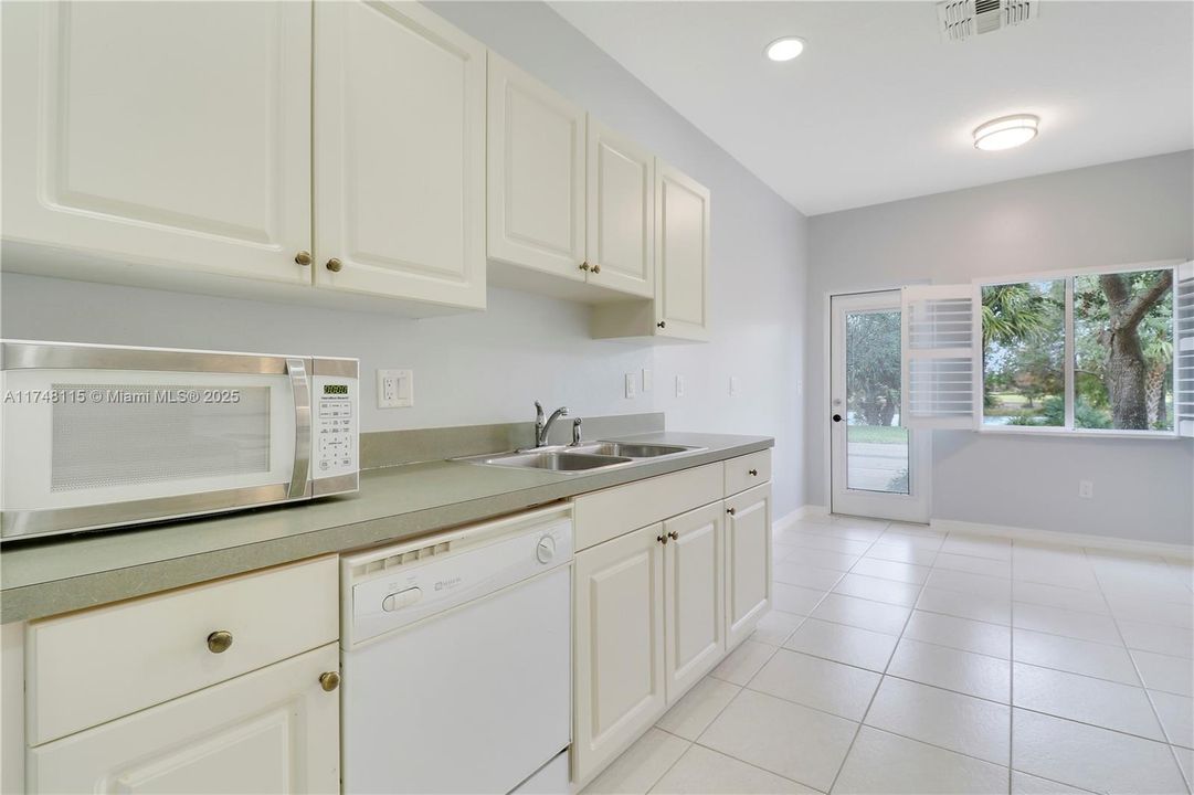 Vendido Recientemente: $269,000 (2 camas, 2 baños, 1350 Pies cuadrados)