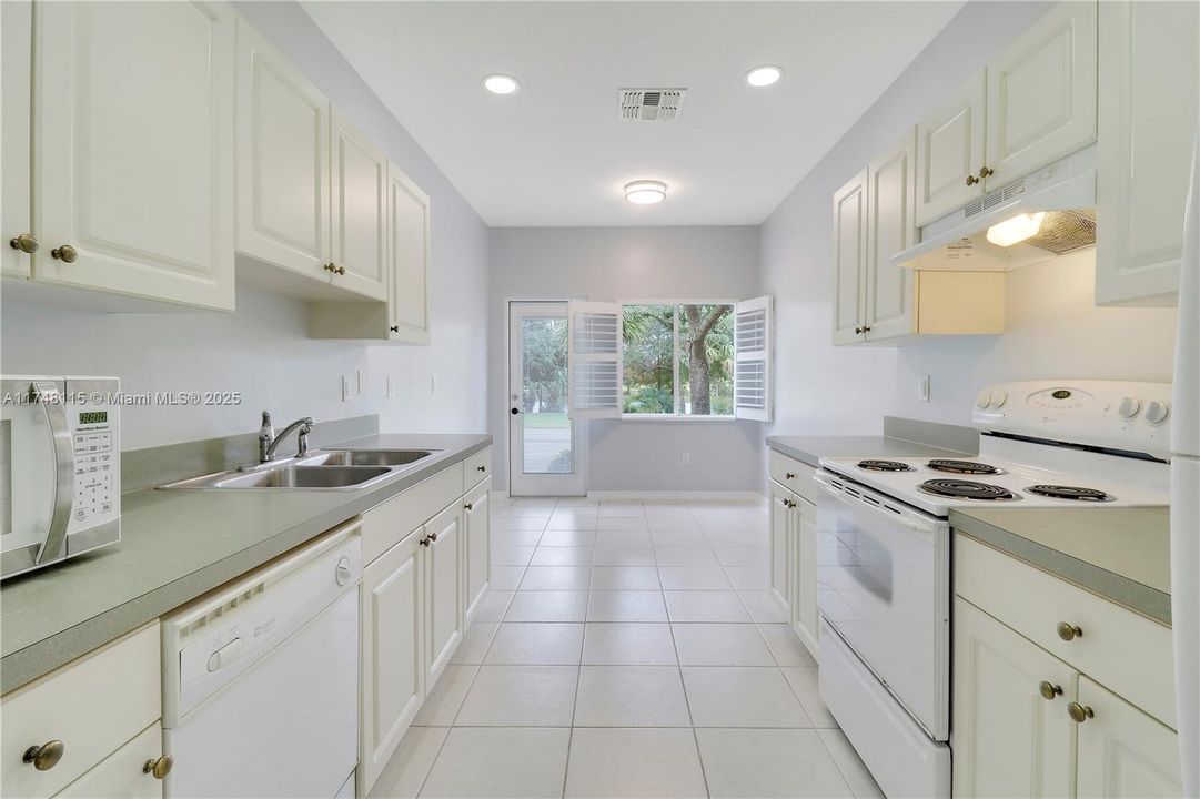 Vendido Recientemente: $269,000 (2 camas, 2 baños, 1350 Pies cuadrados)