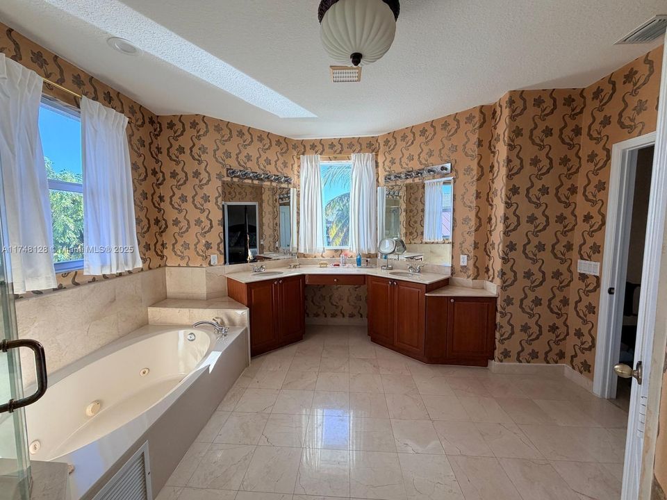 На продажу: $1,030,000 (4 спален, 3 ванн, 2426 Квадратных фут)