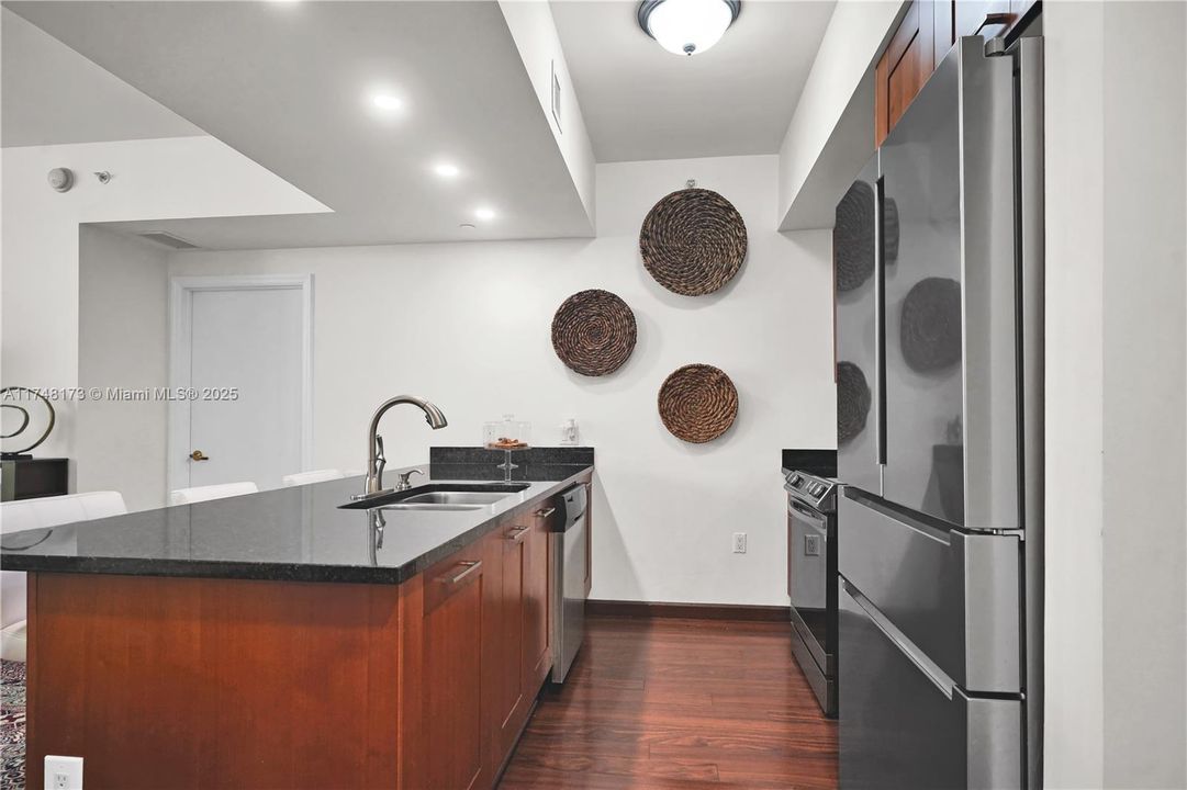 For Sale: $625,000 (2 beds, 2 baths, 970 Square Feet)
