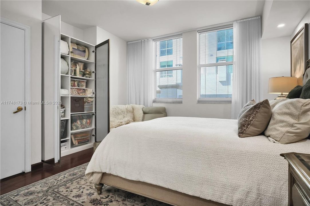 For Sale: $625,000 (2 beds, 2 baths, 970 Square Feet)