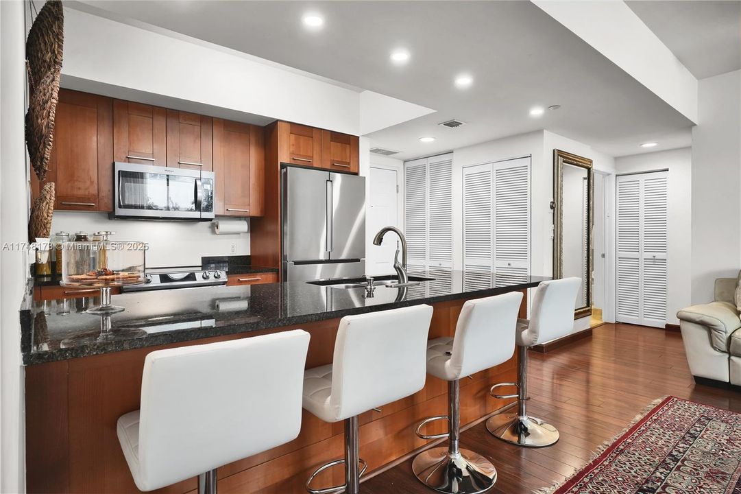 For Sale: $625,000 (2 beds, 2 baths, 970 Square Feet)