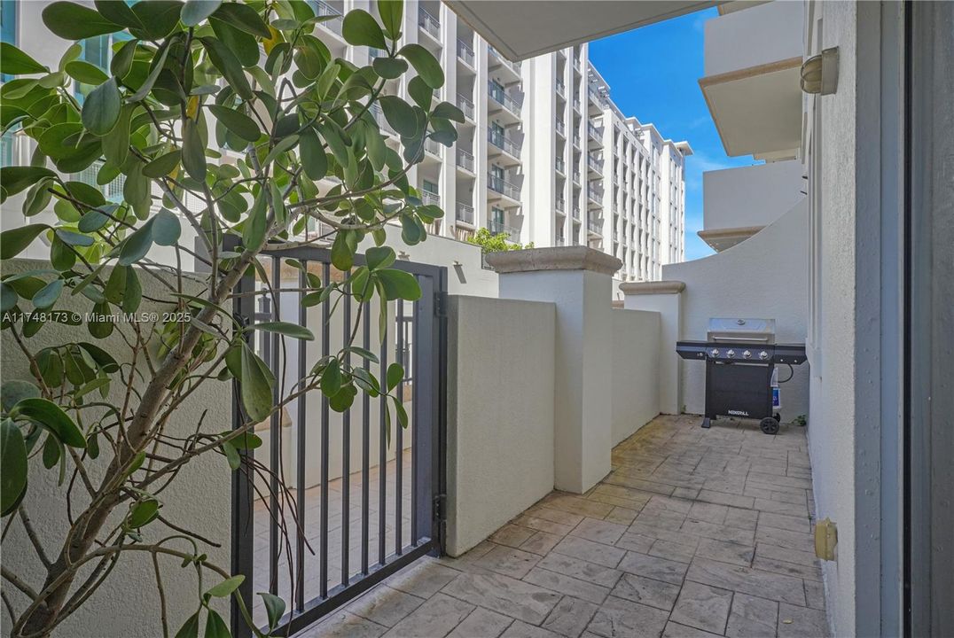 For Sale: $625,000 (2 beds, 2 baths, 970 Square Feet)