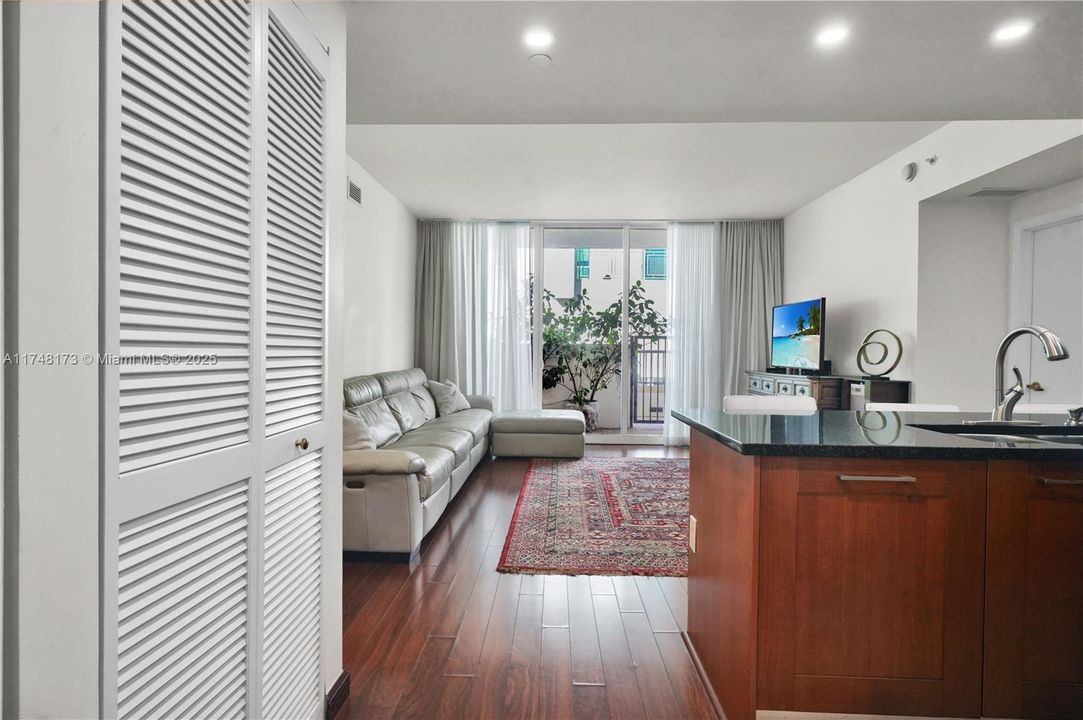 For Sale: $625,000 (2 beds, 2 baths, 970 Square Feet)