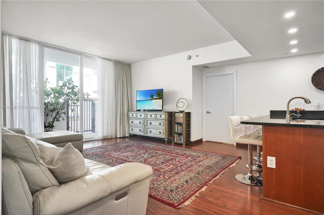 For Sale: $625,000 (2 beds, 2 baths, 970 Square Feet)