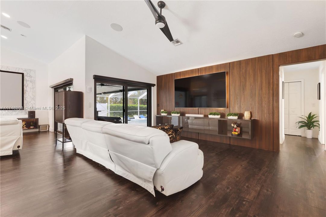 Недавно продано: $849,000 (4 спален, 2 ванн, 2439 Квадратных фут)