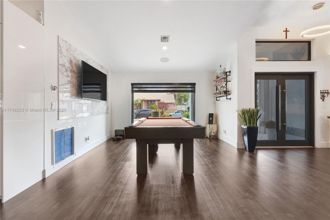 Недавно продано: $849,000 (4 спален, 2 ванн, 2439 Квадратных фут)