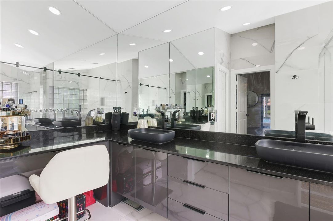 Недавно продано: $849,000 (4 спален, 2 ванн, 2439 Квадратных фут)