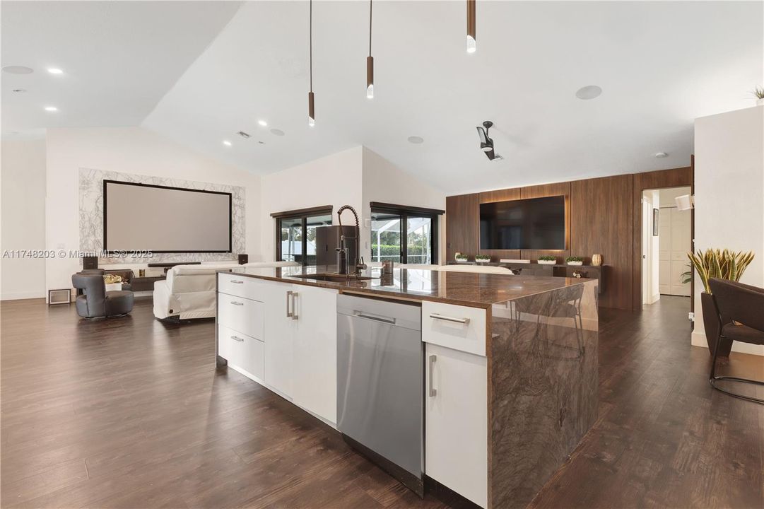 Недавно продано: $849,000 (4 спален, 2 ванн, 2439 Квадратных фут)