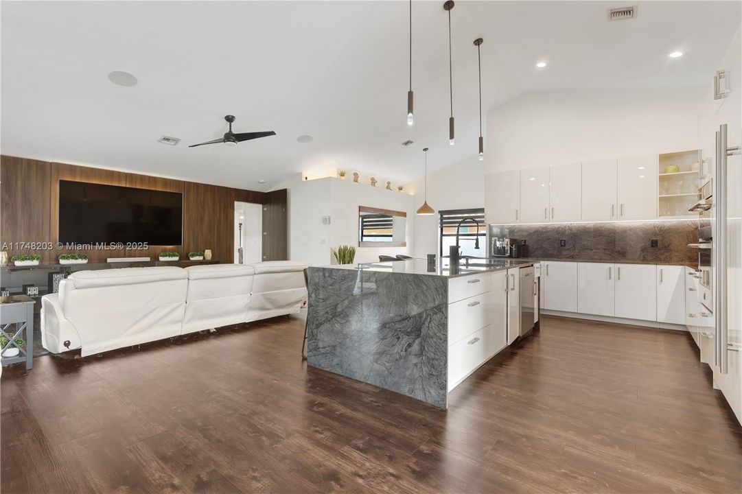 Недавно продано: $849,000 (4 спален, 2 ванн, 2439 Квадратных фут)