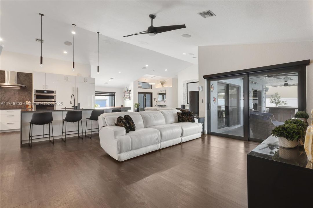 Недавно продано: $849,000 (4 спален, 2 ванн, 2439 Квадратных фут)