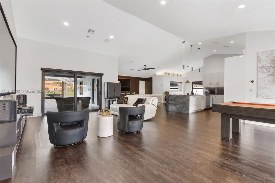 Недавно продано: $849,000 (4 спален, 2 ванн, 2439 Квадратных фут)