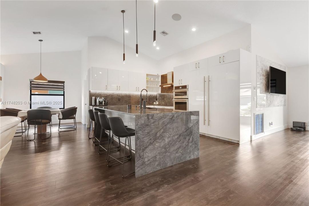 Недавно продано: $849,000 (4 спален, 2 ванн, 2439 Квадратных фут)