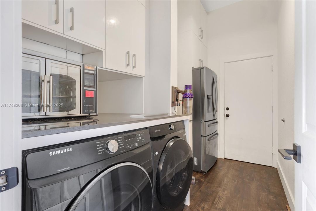 Недавно продано: $849,000 (4 спален, 2 ванн, 2439 Квадратных фут)