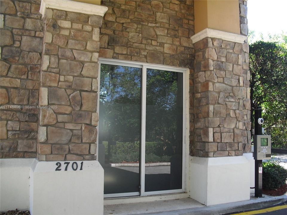 В аренду: $11,000 (5 спален, 4 ванн, 4339 Квадратных фут)