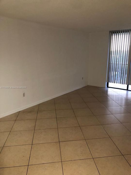 For Sale: $174,500 (1 beds, 1 baths, 720 Square Feet)