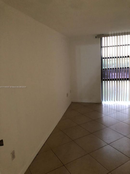 For Sale: $174,500 (1 beds, 1 baths, 720 Square Feet)