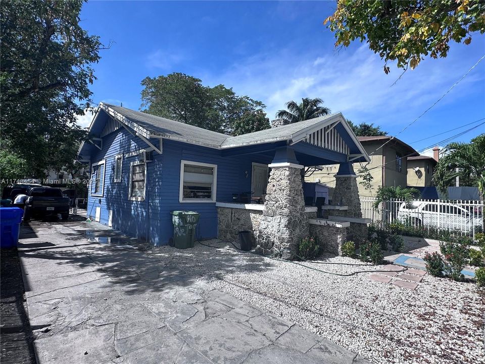 Recently Sold: $599,900 (5 beds, 4 baths, 1979 Square Feet)