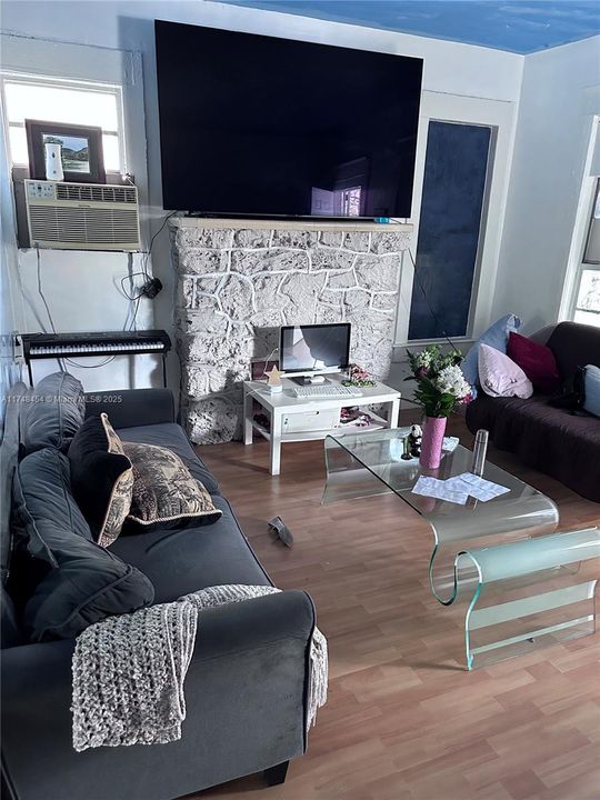 Recently Sold: $599,900 (5 beds, 4 baths, 1979 Square Feet)