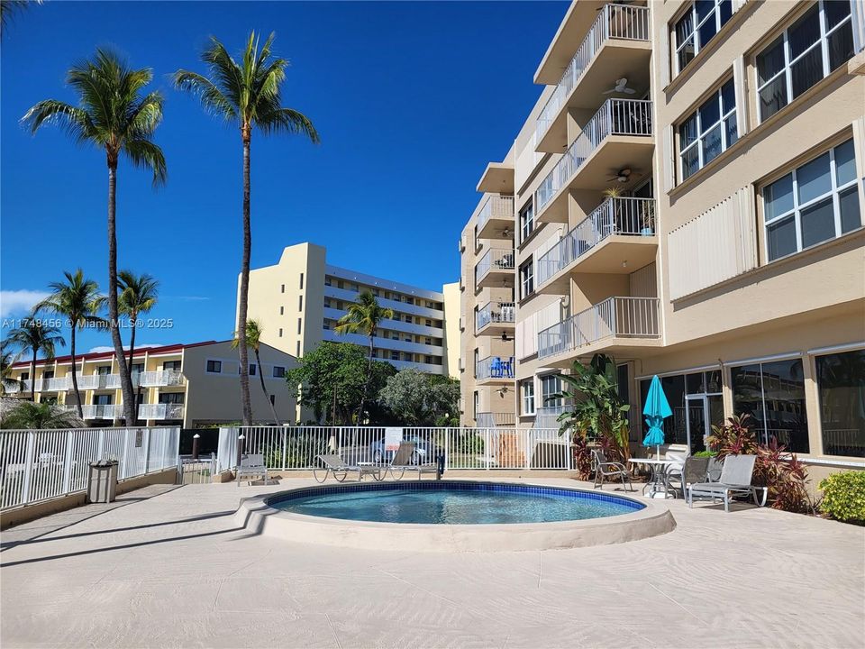 Recently Rented: $1,650 (1 beds, 1 baths, 398 Square Feet)