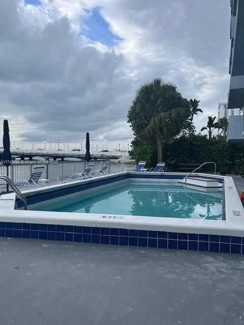 待售: $270,000 (1 贝兹, 1 浴室, 790 平方英尺)