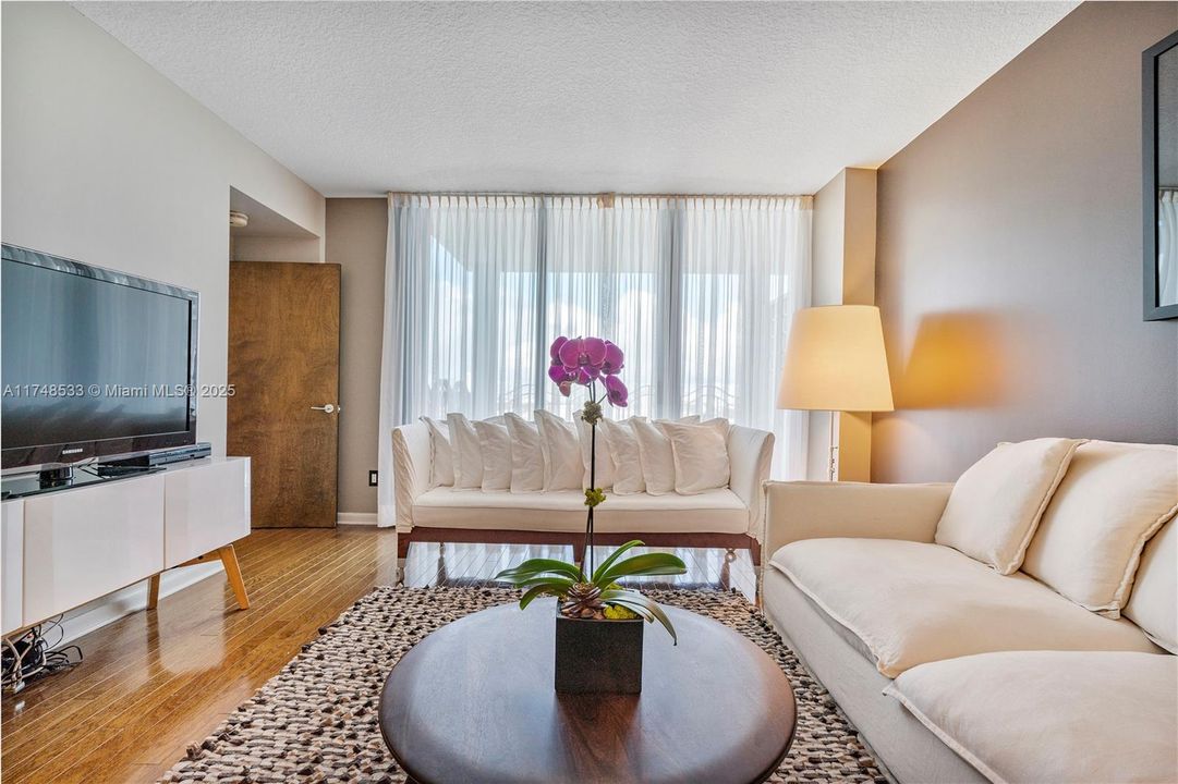 Недавно арендовано: $7,000 (1 спален, 2 ванн, 940 Квадратных фут)