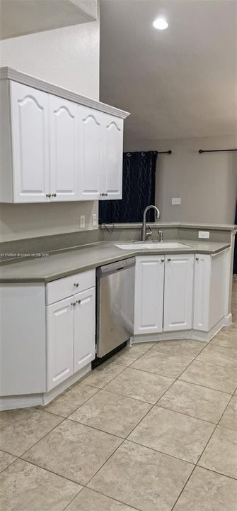 Vendido Recientemente: $485,000 (4 camas, 2 baños, 1714 Pies cuadrados)