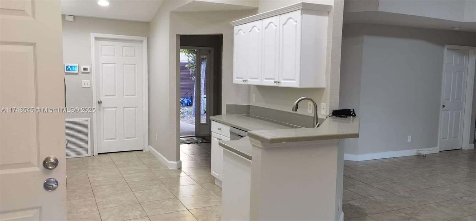 Vendido Recientemente: $485,000 (4 camas, 2 baños, 1714 Pies cuadrados)