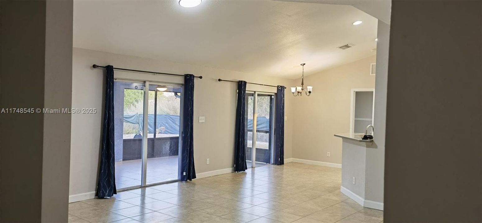 Vendido Recientemente: $485,000 (4 camas, 2 baños, 1714 Pies cuadrados)