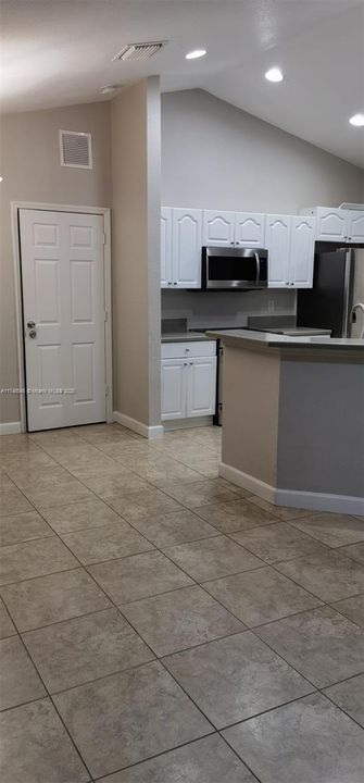 Vendido Recientemente: $485,000 (4 camas, 2 baños, 1714 Pies cuadrados)