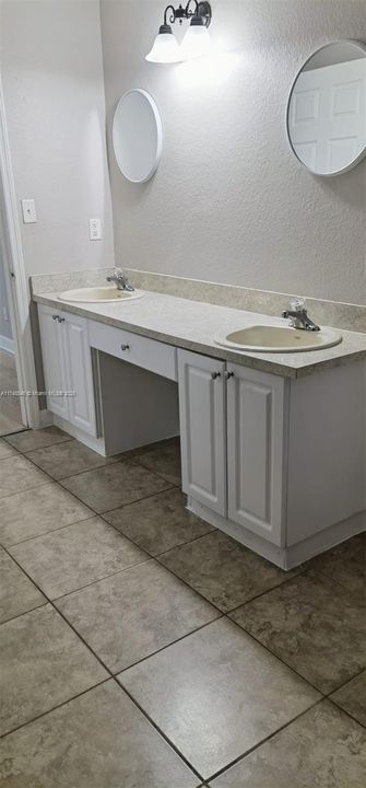 Vendido Recientemente: $485,000 (4 camas, 2 baños, 1714 Pies cuadrados)