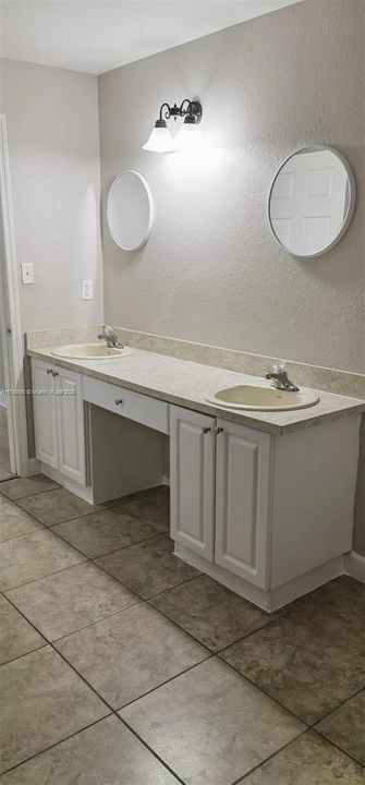 Vendido Recientemente: $485,000 (4 camas, 2 baños, 1714 Pies cuadrados)