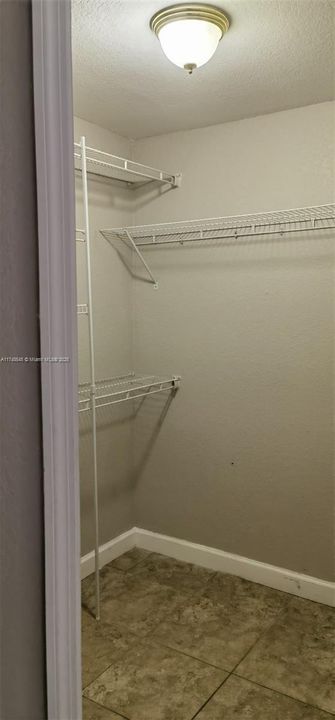 Vendido Recientemente: $485,000 (4 camas, 2 baños, 1714 Pies cuadrados)