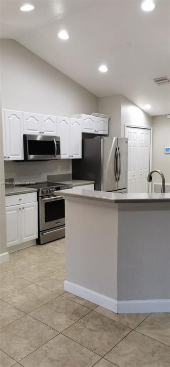 Vendido Recientemente: $485,000 (4 camas, 2 baños, 1714 Pies cuadrados)