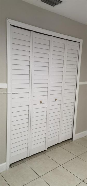 Vendido Recientemente: $485,000 (4 camas, 2 baños, 1714 Pies cuadrados)