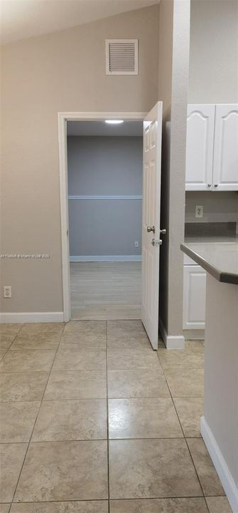 Vendido Recientemente: $485,000 (4 camas, 2 baños, 1714 Pies cuadrados)